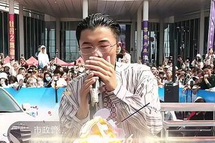 HipHop Man?说唱歌手欧阳靖现身春节赛观看篮网与凯尔特人比赛